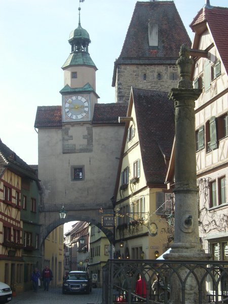 IMGP0032.jpg - Rothenburg ob der Tauber - Markusturm mit Röderbogen